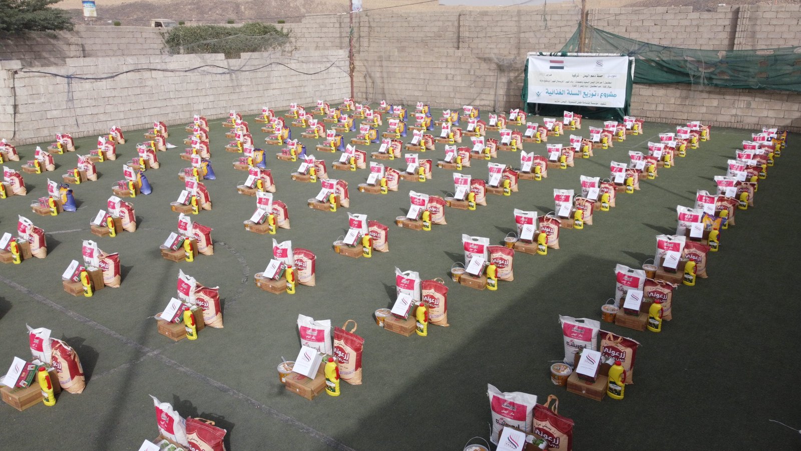 مشاركة في حملة دعم اليمن مؤسسة ابتسامة التنموية تنفذ مشروع “توزيع السلة الغذائية” لدعم الأسر النازحة في مأرب