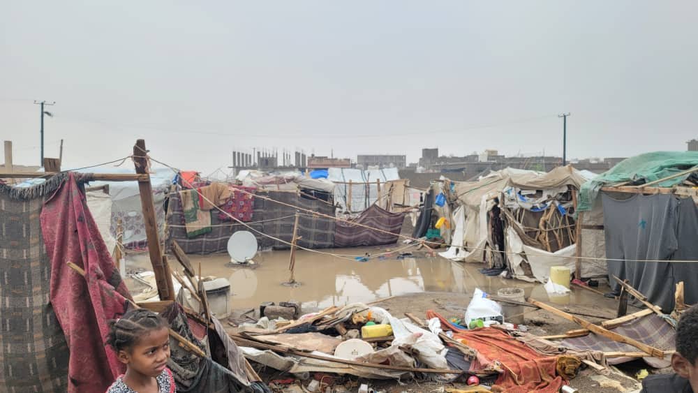 فريق مؤسسة “ابتسامة” يقدم الوجبات الساخنة للأسر المتضررة من السيول والأمطار في مخيمات النزوح بمأرب