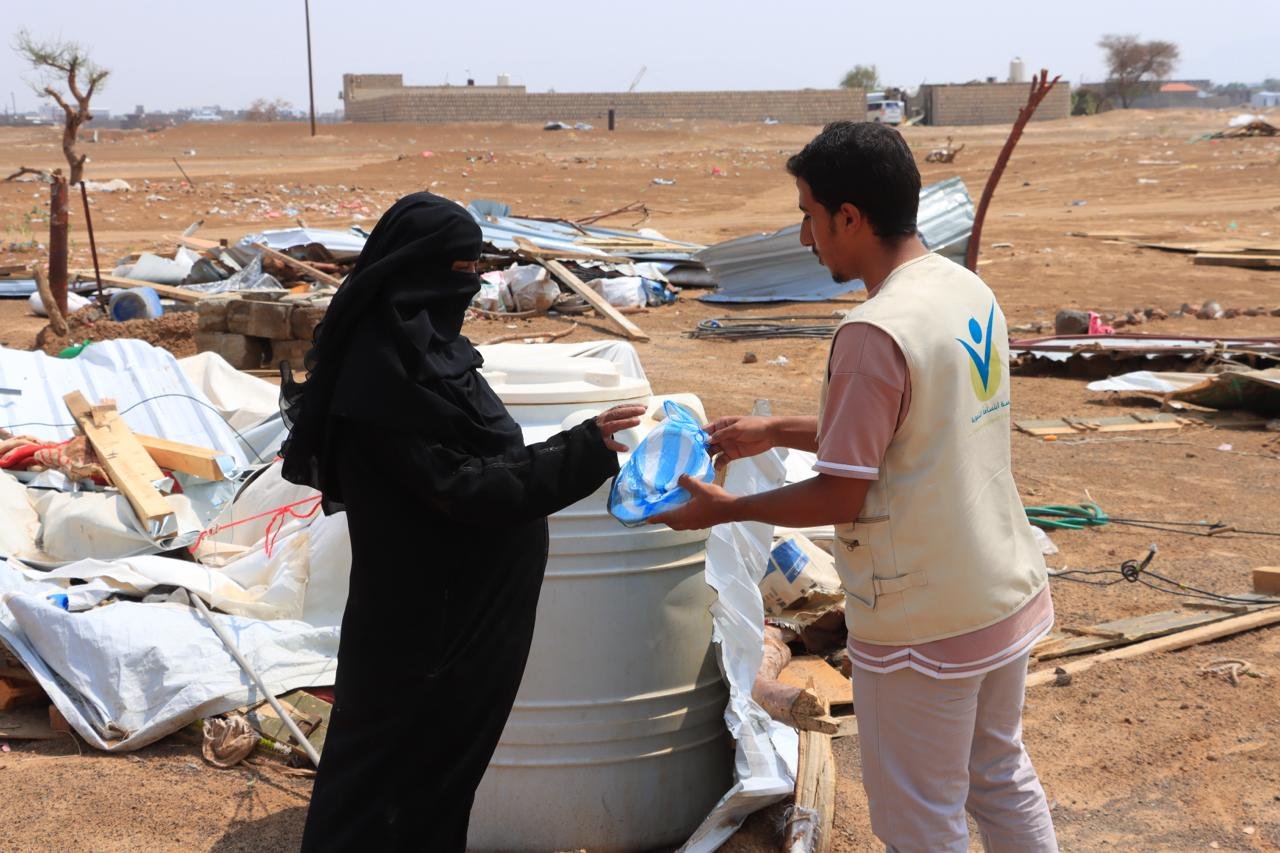 الأمطار الغزيرة تضر بمخيمات النازحين بمأرب وابتسامة التنموية تتدخل لمساعدة المتضررين